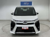 鋭く、迫力のある引き締まったデザインのフロントフェイス。存在感と輝きを放つVOXY!!