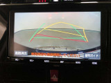 【バックガイドモニター】後方の映像をナビ画面に表示するだけでなく、ステアリング操作に連動して動くガイド線も同時に表示!予想進路の確認をしながら後退できるので便利です!