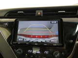 バックガイドモニター付き。車両後方の映像をナビ画面に表示し、駐車などの後退操作をサポートします。