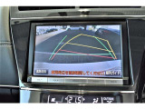 バックガイドモニター付き。車両後方の映像をナビ画面に表示し、駐車などの後退操作をサポートします。