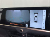 パノラミックビューモニターシステムが付いているので車の上から見た映像が確認できますよ。 一目で車両周辺の情報を確認できますが、直接安全をご確認下さい。