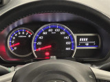 【メーターまわり】ドライバーから見やすい位置にあって安全運転に寄与します。メーターも見やすくてシンプルなデザインになっております。