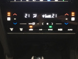オートエアコンは左右席で独立温度コントロールが可能です。運転席はキンキンに冷やして助手席はマイルドにと言った設定が可能です。暑さ寒さでケンカすることもなくなりますね。