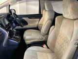 高いホールド性で運転姿勢が安定します。長距離ドライブでも疲れにくいのが魅力です。快適なドライビングライフをお送りください♪