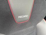 【オプションRECARO製バケットシート】人間工学に基づいた面圧分布によって腰への負担や長時間運転時の疲労発生を軽減☆一目でレカロとわかるスポーティなルックスが特徴です。