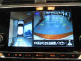 アラウンドビューモニターは4方のカメラで真上から車を見たようにモニターで確認ができます。周辺の安全確認、小さなお子様や障害物も目視で確認できるので駐車のしやすさだけでなく、事故防止にも役立ちます。