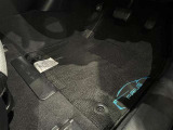内装工程では、中古車を気持ちよくお乗りいただけるよう清掃しております。