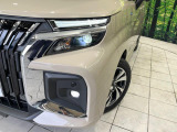 【LEDヘッドライト】悪天候や夜間走行時も良好な視界を確保し安心して運転できる高輝度LEDヘッドライトを装備!点灯速度が早く、消費電力も抑えられています。