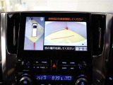 パノラミックビューモニター付きです。車両を上から見たような映像をディスプレイオーディオ画面に表示。運転席からの目視だけでは見にくい、車両周辺の状況をリアルタイムでしっかり確認できます。