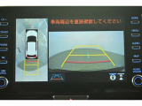 パノラミックビューモニター付きです。車両を上から見たような映像をディスプレイオーディオ画面に表示。運転席からの目視だけでは見にくい、車両周辺の状況をリアルタイムでしっかり確認できます。
