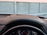 運転視界の遠方上方に虚像を投影することで前を見ながら情報の視認ができます。本当にドライバーが必要な情報を適切に伝え、楽しんで頂くことを考えた新世代装備です。※虚像は2.6m前方に浮かぶイメージです。