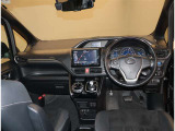 オシャレなインテリアで運転する気分も盛り上がりますよね^^