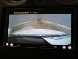 目視では確認しづらい車両後方を表示するバックモニターが装備されています。スムーズな車庫入れや縦列駐車をサポートします。
