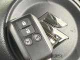 【キーレススタートシステム】カバンやポケットに入れたままでもドアの施錠・解錠が可能なスマートキーを装備。エンジンのオン・オフ時もカギを取り出す必要が無いからとっても便利です♪