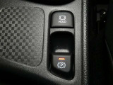 電動パーキングブレーキを搭載。スイッチ操作でパーキングブレーキを作動・解除することができるので操作の力が不要です。