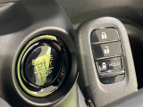 【Hondaスマートキー】カバンやポケットに入れたままでもドアの施錠・解錠が可能なスマートキーを装備。エンジンのオン・オフ時もカギを取り出す必要が無いからとっても便利です♪