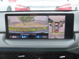 【マルチビューカメラシステム】フロントビューだけでなく、グラウンドビューも表示!自車を上空から見下ろしたような映像が表示されるので、駐車時などにドライバーの死角を減らすことができます。