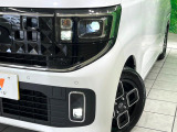 【LEDヘッドライト】悪天候や夜間走行時も良好な視界を確保し安心して運転できる高輝度LEDヘッドライトを装備!点灯速度が早く、消費電力も抑えられています。