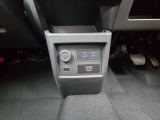 後部座席からでも複数台の充電が可能です