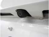 バックモニター付なので後退時に後方が見えるので安心。 車は構造上、死角がたくさんなので万が一を考えると必須ですね。 あくまで補助の為の装備、バックは目視で確認する事が重要ですよ。
