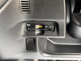 【ETC】有料道路を利用する際に料金所で停止することなく通過できる、ETC車載器(ノンストップ自動料金収受システム機器)が装備されています。セットアップを行うことで利用可能になります。