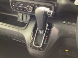 インパネシフトを採用しているので、前席の足元も広々としています。運転席と助手席の行き来もスムーズです!