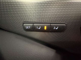 運転ポジション(シート位置、ハンドル位置など)を記憶させられます!登録しておくと、インテリジェントキーを携帯してクルマへ乗り込んだ時、ユーザーを認識します。夫婦や親子で車を共有される方に便利ですね!