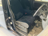 運転席、助手席です。座面も広くゆったりと座れてアームレストも付いているので重宝します。