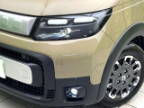 【LEDヘッドライト】悪天候や夜間走行時も良好な視界を確保し安心して運転できる高輝度LEDヘッドライトを装備!点灯速度が早く、消費電力も抑えられています。