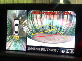 【パノラミックビューモニター】専用のカメラにより、上から見下ろしたような視点で360度クルマの周囲を確認することができます☆死角部分も確認しやすく、狭い場所での切り返しや駐車もスムーズに行えます。