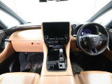 上質で落ち着いた印象のインパネ。視界も広々で運転しやすいです。