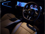 【コックピットシート】BMW車の主役席。車体中央にくる様に配置し車両重心とが一致する事でドライバーと車との一体感あるドライビングを実現。人間工学に基づき形成した形状が長時間のドライブ疲労も軽減します!