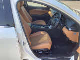 運転席はまっすぐな姿勢でシートに座り、足を自然に伸ばして操作できる位置各ペダルを配するという理想的なレイアウトを実現しています!ぜひ一度MAZDAのドライビングポジションをご体感ください。