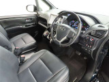 シンプルで使いやすいデザインの運転席です。