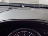 運転視界の遠方上方に虚像を投影することで前を見ながら情報の視認ができます。本当にドライバーが必要な情報を適切に伝え、楽しんで頂くことを考えた新世代装備です。※虚像は1.5m前方に浮かぶイメージです。