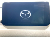 【マツダコネクトナビ】車内の雰囲気にマッチした一体型タイプのナビ。各種車輌設定やBluetooth再生等、様々な機能が楽しめます。直感的なダイヤル操作が可能で、使い勝手も良好です。
