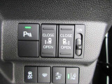 運転席からインパネ部のスイッチを押すだけで、両側スライドドアが自動で開閉します。