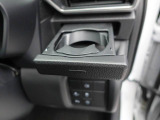 カップホルダーは運転席や助手席からちょうど手の届く位置です!!