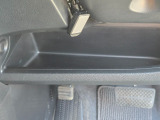 運転席周辺の収納も充実したドライバーズロアポケット。細かな使い勝手にも配慮されています。