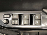 パワーウィンドは今や当たり前の機能ですが、無いと困る機能です。運転席からの操作で、全席の窓を振るオープンにしたり、フルクローズが可能です。