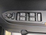 愛知ダイハツのお店では、ダイハツ車を知り尽くしたプロフェッショナルなサービススタッフが、専用の診断機器を使って各システムを点検しております。