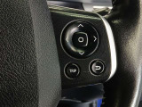 ステアリングには運転中でも簡単に操作できる各種スイッチついてます