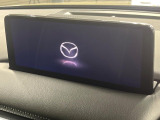 【10.25インチマツダコネクト】車内の雰囲気にマッチした大型ディスプレイ。スマホ接続でのナビ使用やBluetooth再生等、様々な機能が楽しめます。直感的なダイヤル操作が可能で、使い勝手も良好です。