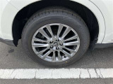 スポーティな印象を与える純正ホイールです。どこまでも走っていきたくなるようなデザインですね♪