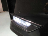 フロントLEDフォグランプです鮮やかな日光色で明るく足元を照らします。