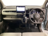 車内は光触媒抗菌消臭施工済です。スタイリッシュなデザインでスポーティなインパネ周りを演出します。グローブボックスやカップホルダーのほかにトレーなどたくさんの収納スペースが付いています。