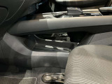 運転席手元に、ティッシュBOXや手荷物を置けるスペースあります☆