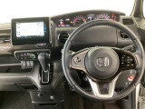 【ハンドル】運転にかかわる様々な操作を安全に行えるように視点移動が少なく操作性に配慮されたスイッチ類が凝縮されたコックピットです。