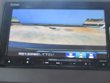 【リアカメラ】リバースに入れるだけで後方の映像が映ります。安全確認や、狭い駐車場での車庫入れ、雨の日や夜間など視界の悪い時に便利です。安全にバックする為には欠かせない装備です。