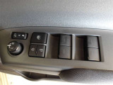 パワーウィンドウスイッチで運転席から全席の窓の開閉ができます。